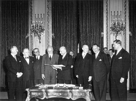 Predstavnici zemalja Francuske, SR Njemake, Italije, Belgije, Luxemburga i Nizozemske su potpisale u Parizu 1951 Ugovor o osnivanju Europske zajednice za ugljen i elik (ECKS)